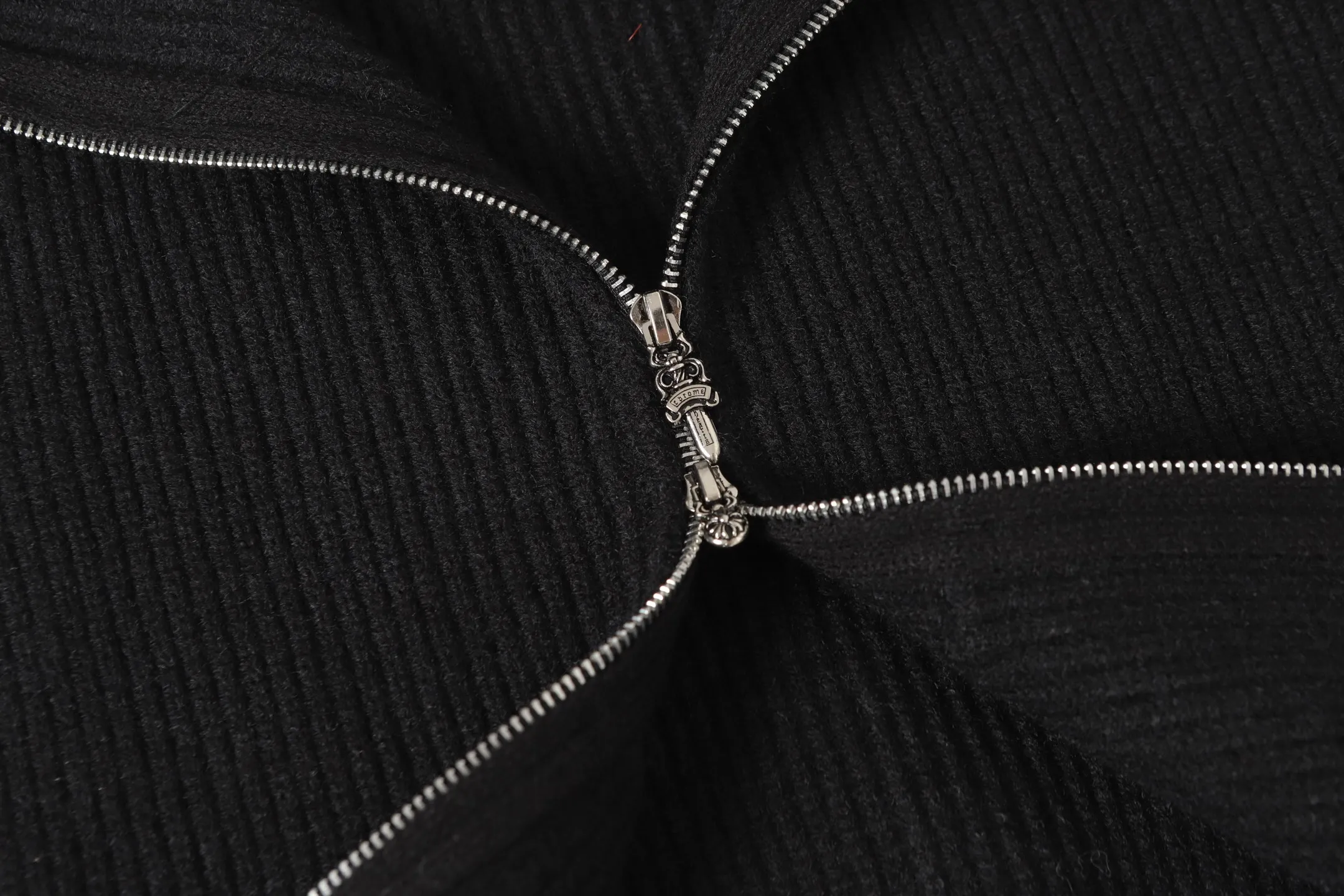 P300 #M905 model -Chrome Hearts/Chrome Hearts Heavy Industry Sanskrit appliquéd embroidered cardigan zipper knitted sweater -High weight, high density and high quality. The wool is soft, delicate and skin-friendly. It feels soft and silky. It has excellent warmth and skin-friendly properties.
